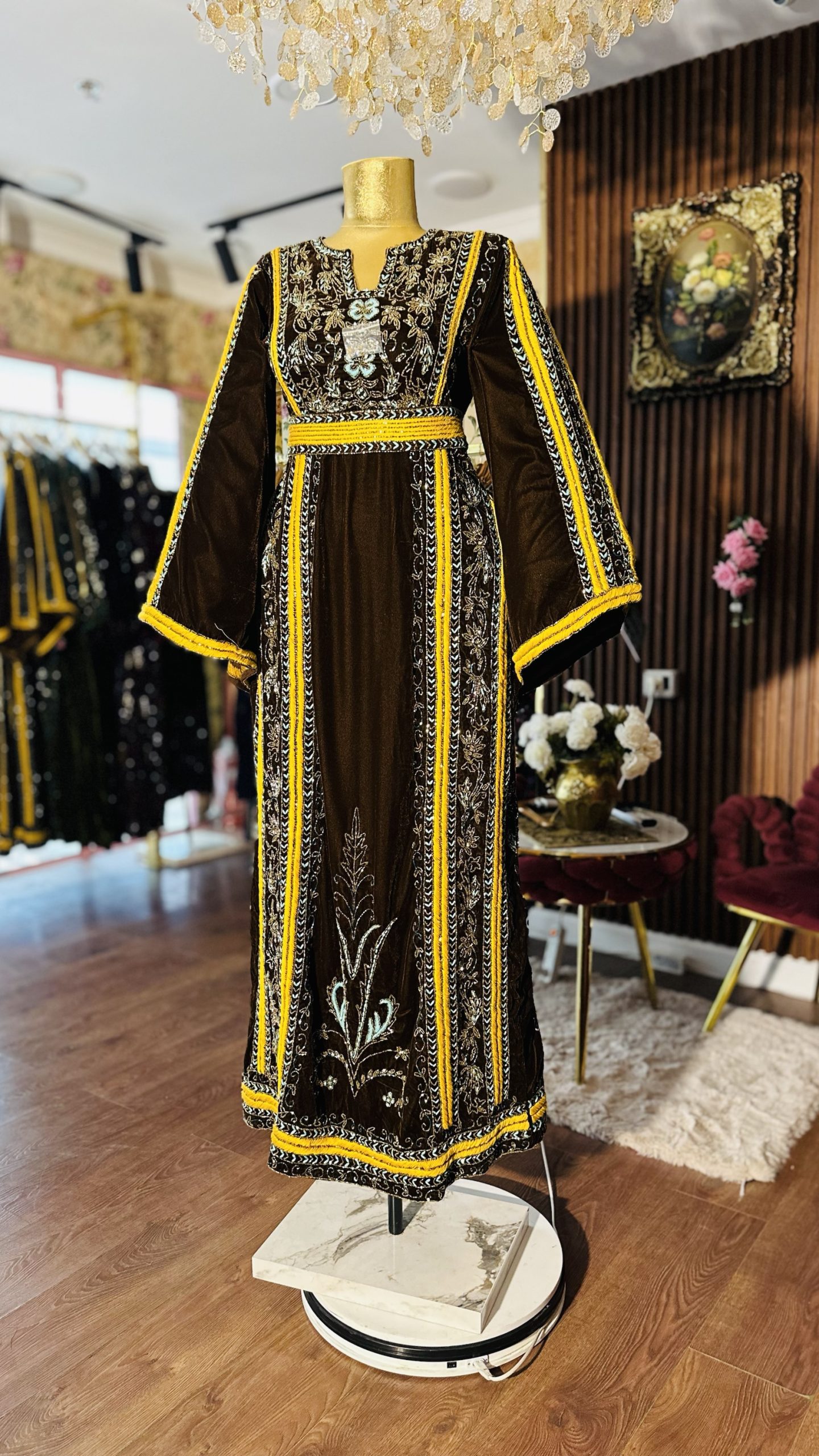 ثوب تراث شك خرز يدوي  باللون البني